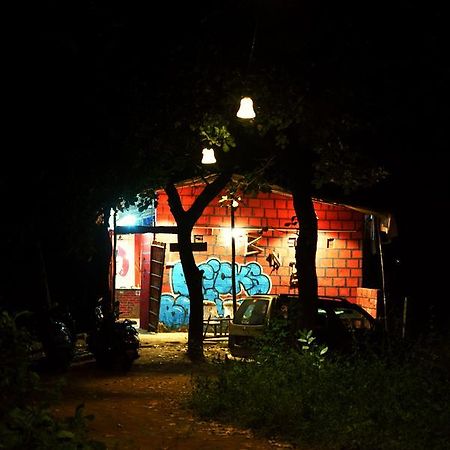 Bricks And Bamboo Hostel Anjuna Exterior foto