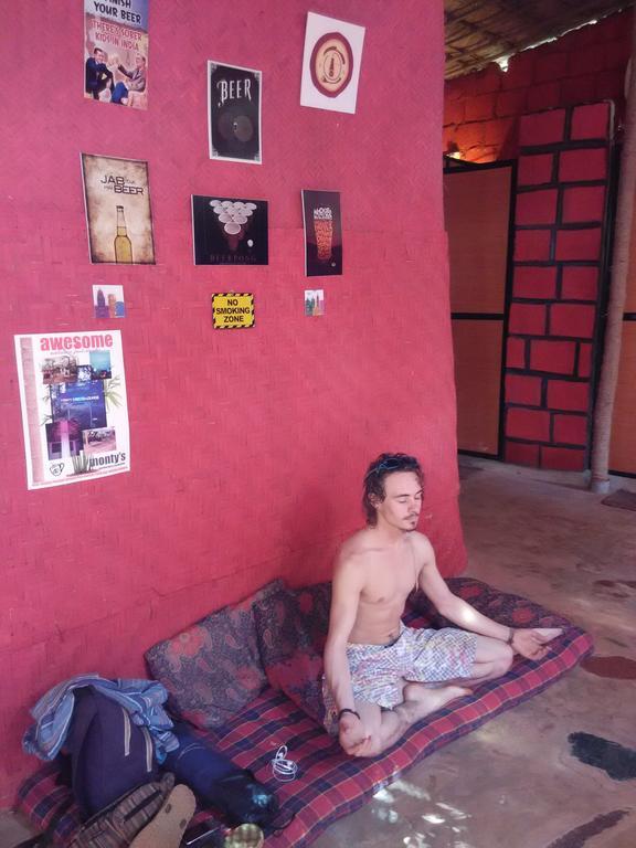 Bricks And Bamboo Hostel Anjuna Exterior foto
