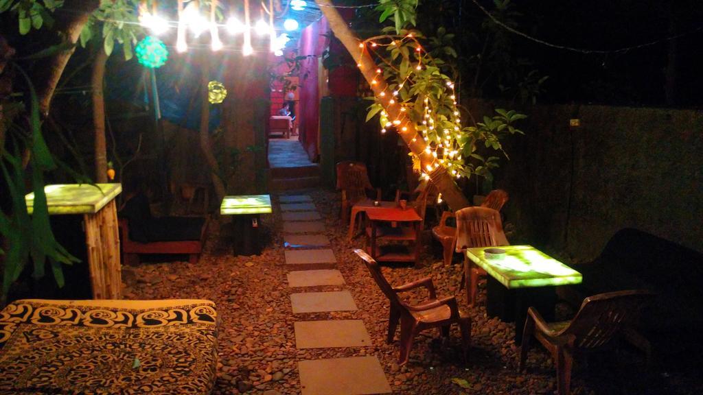 Bricks And Bamboo Hostel Anjuna Exterior foto