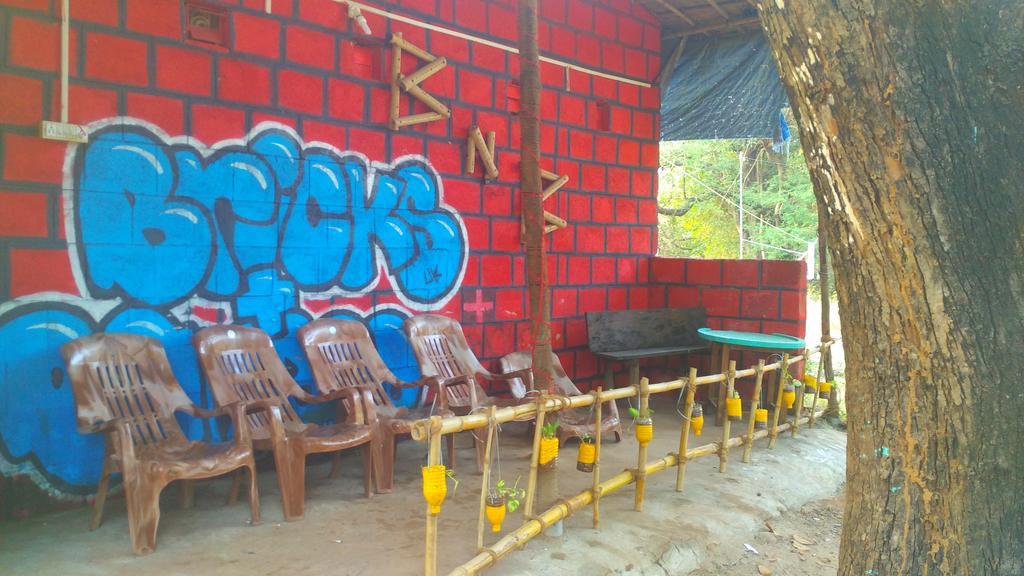 Bricks And Bamboo Hostel Anjuna Exterior foto
