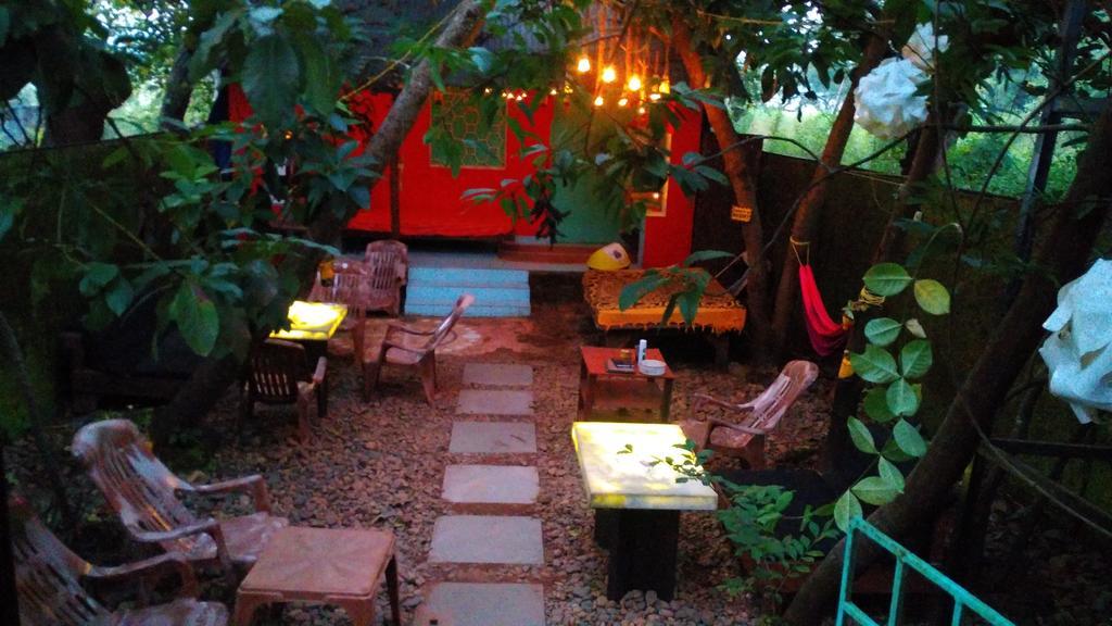 Bricks And Bamboo Hostel Anjuna Exterior foto